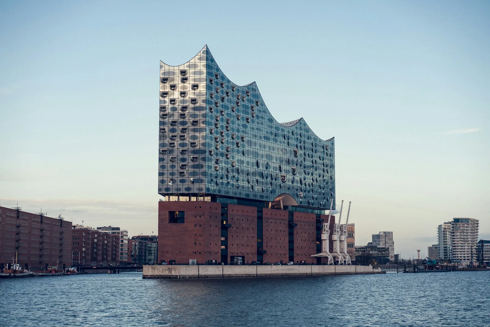 Die Elbphilharmonie in der Hamburger HafenCity über dem Wasser